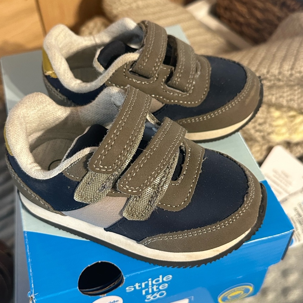Tennis shoes